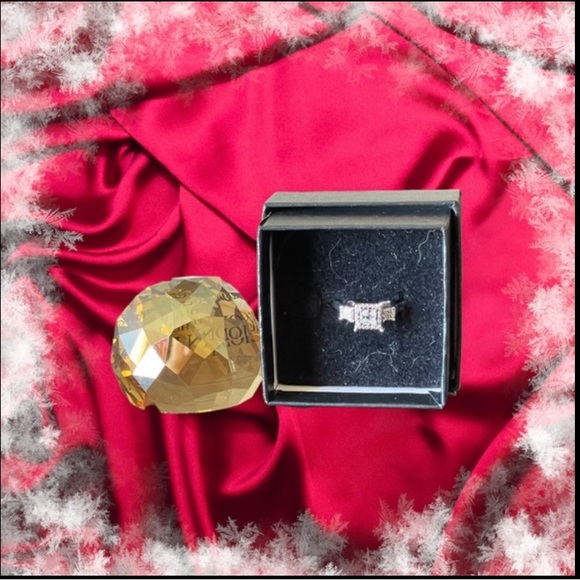 Woman’s Sterling Silver 0.03ctw Diamond Ring - Picture 3 of 9